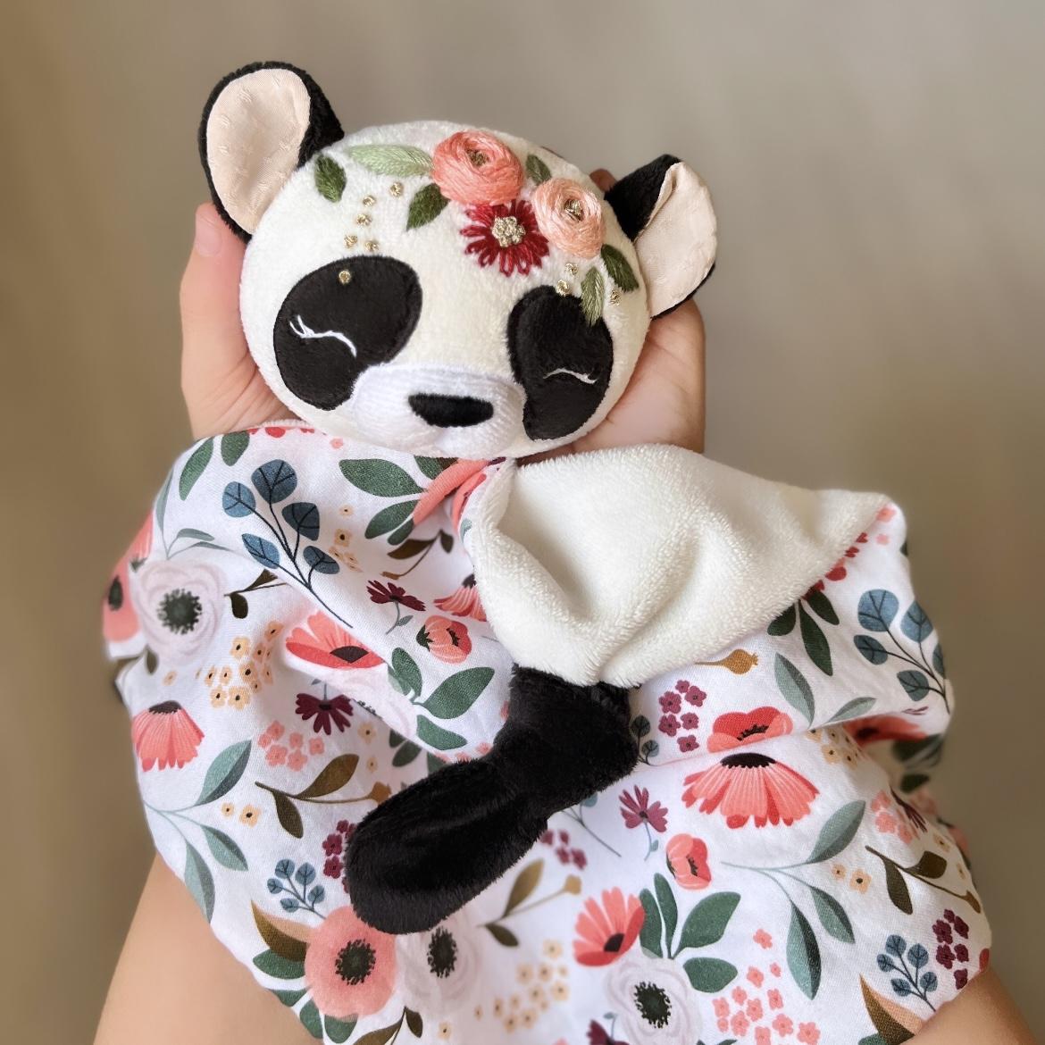 Photo doudou panda roséa vert-rose + couronne de fleurs