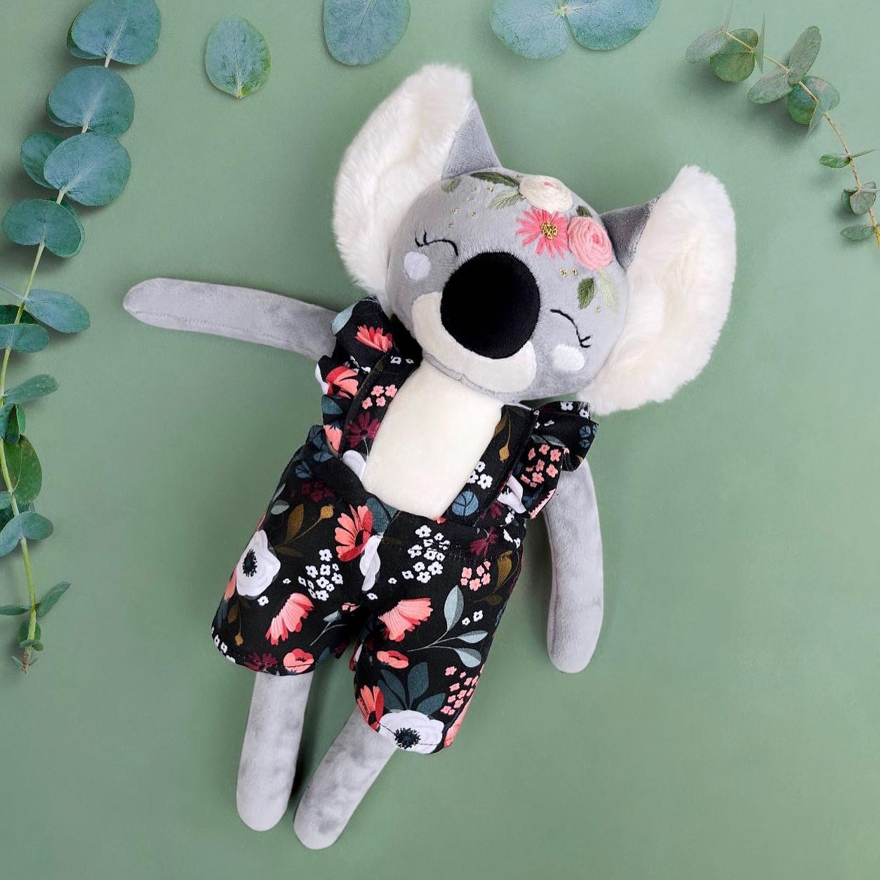 Poupée koala imprimé Roséa foncé, ensemble salopette + couronne de fleurs