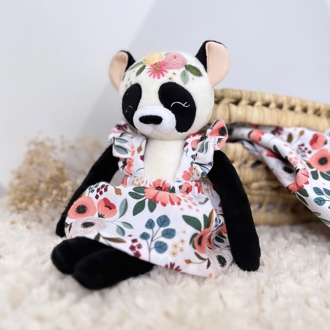 Poupée panda robe roséa vert-rose + couronne de fleurs