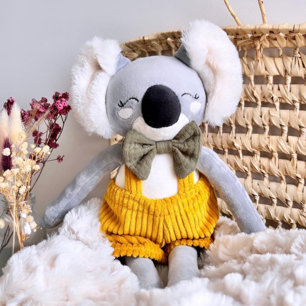 image poupée koala salopette + nœud papillon